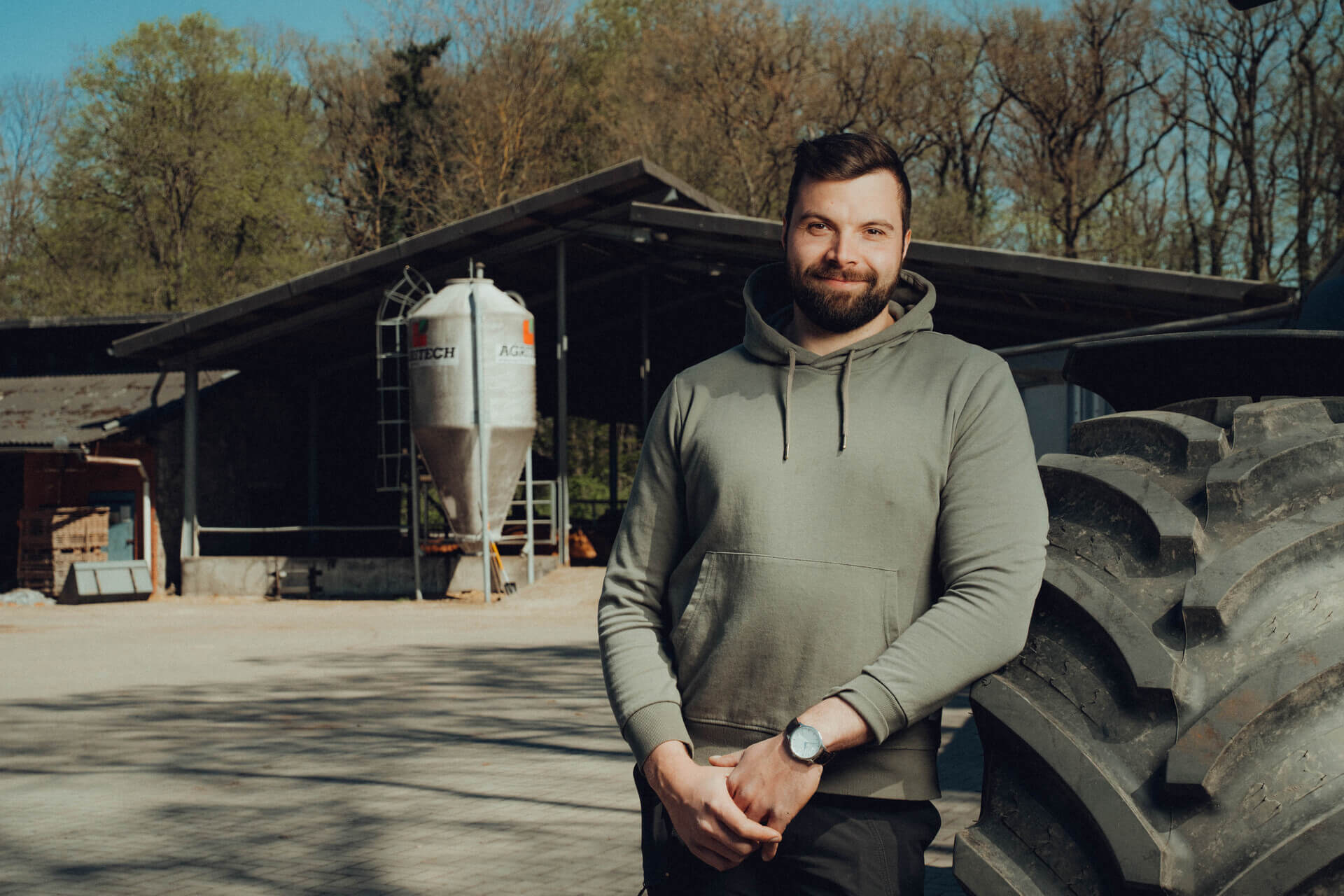Landwirt vor seinem Betrieb in Niedersachsen