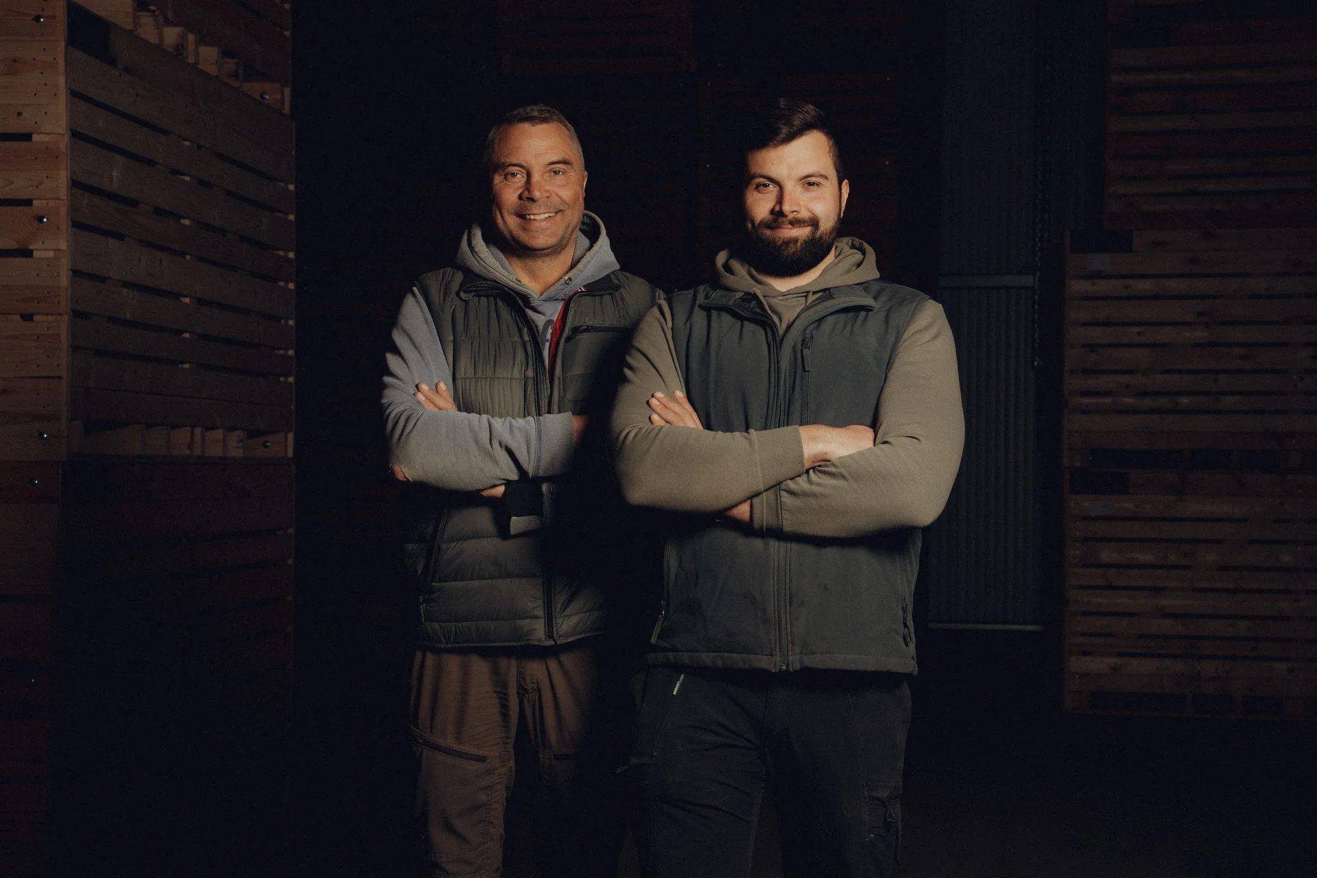 Zwei Landwirte im Betrieb als Team