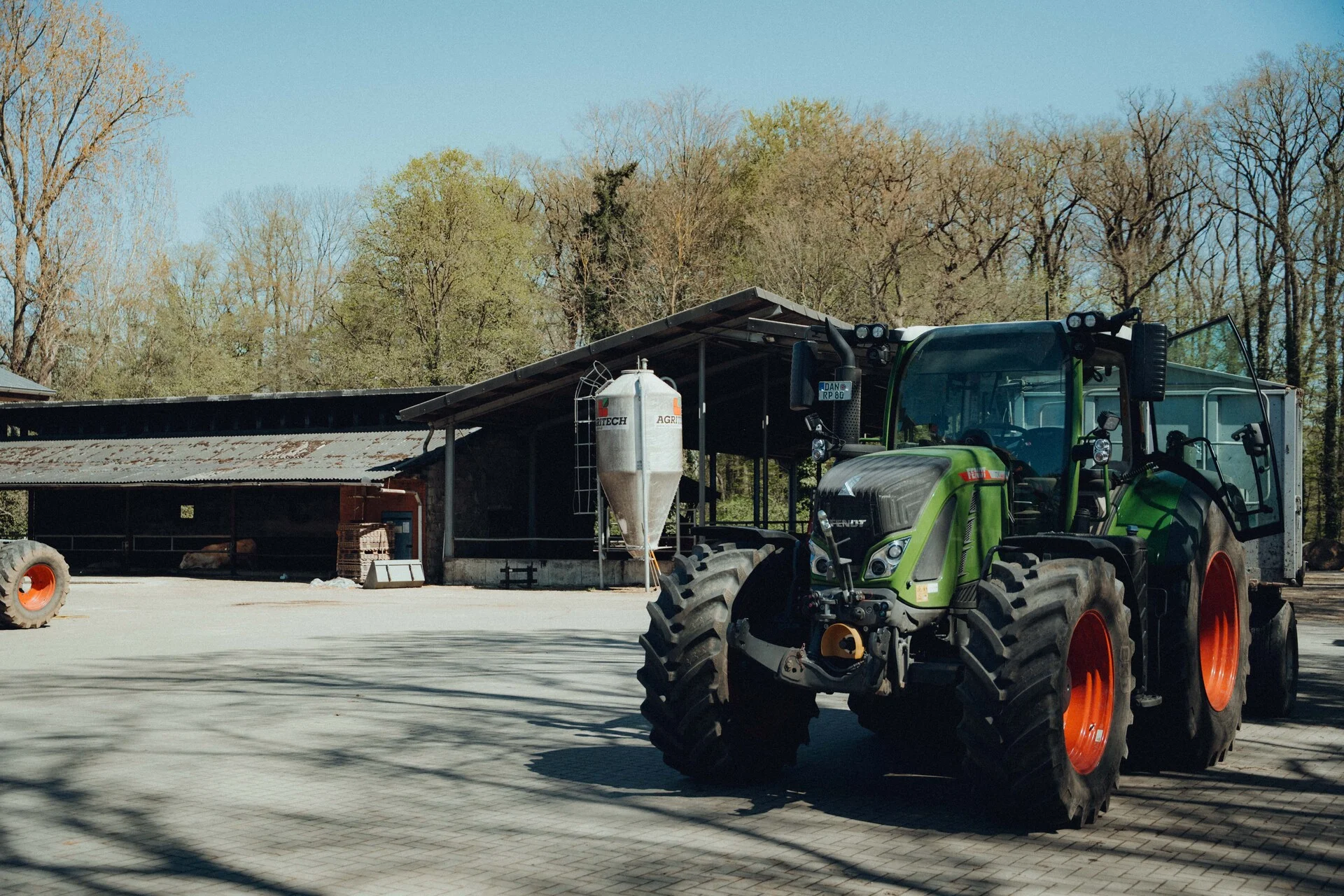 Traktor mit moderner Landtechnik auf einem Hof in Niedersachsen